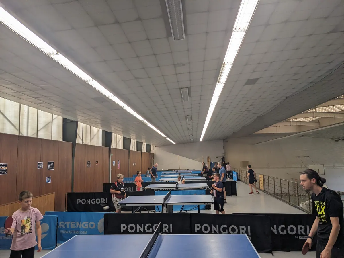 Tables de compétition dans la salle du CABCTT