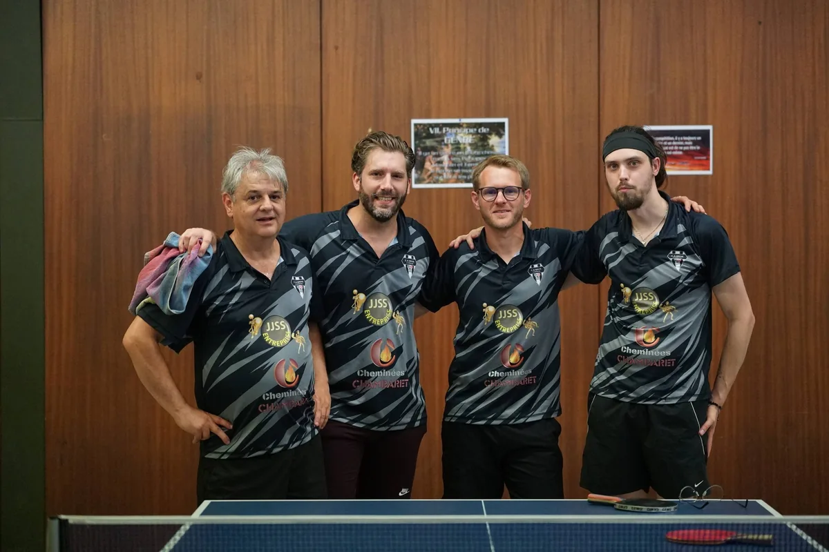 Équipe du CABC Tennis de Table en maillot du club