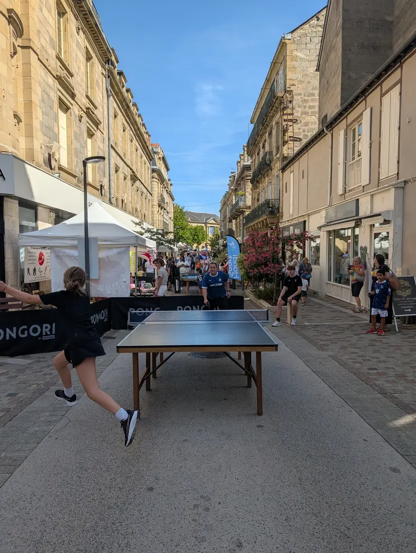 Sport dans ma Ville 2026 : une jeune joueuse à la table, rue de l'Hôtel de Ville