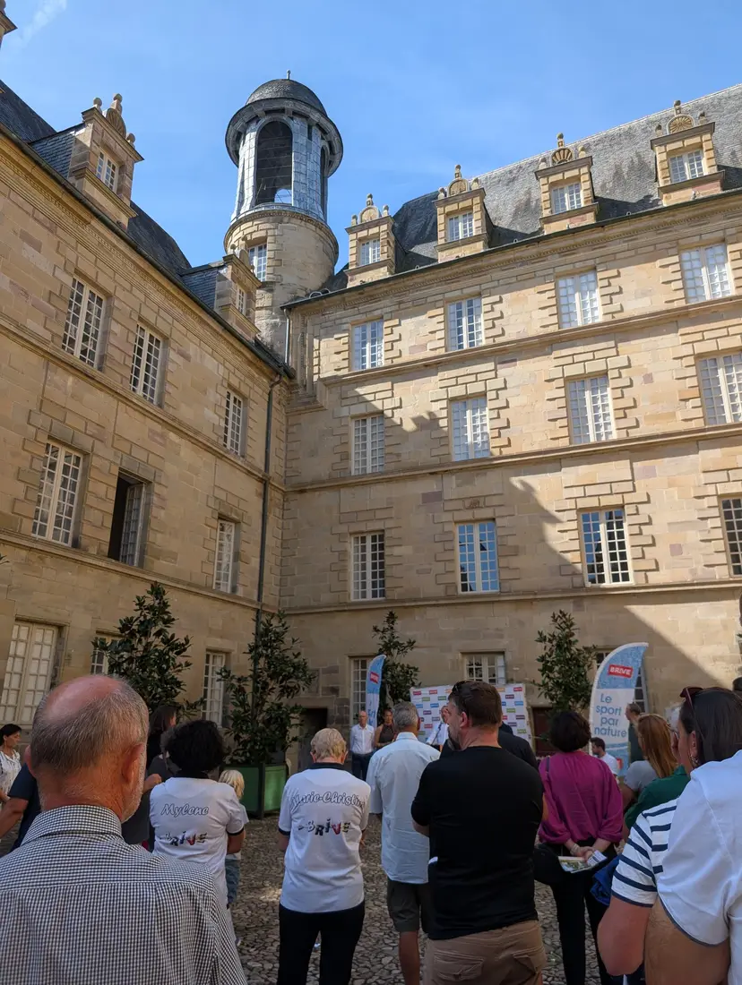Ouverture de la journée par la Ville de Brive, devant l'Hôtel de Ville