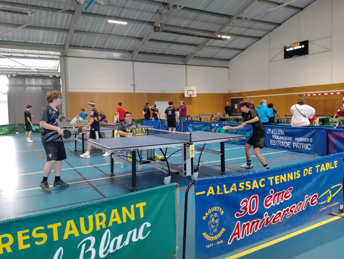 Critérium fédéral à Allassac : salle du gymnase du Colombier pendant le tour 1