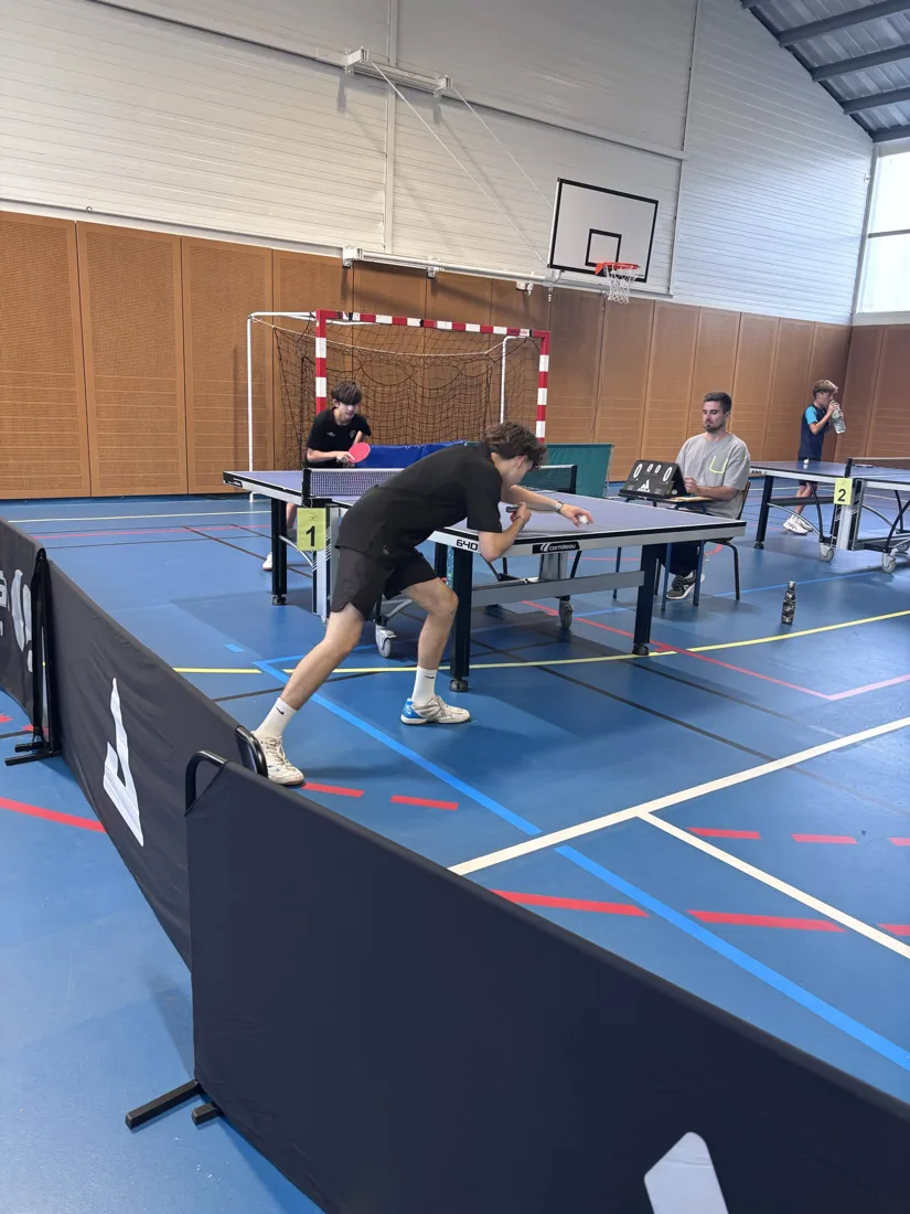 Critérium fédéral à Allassac : un joueur du CABC TT en pleine action