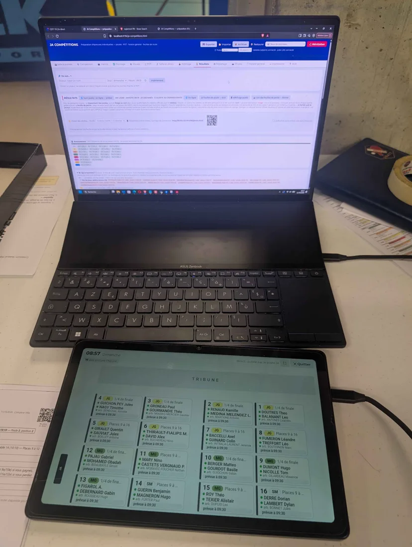 Critérium fédéral R1 Nord : poste du juge-arbitre et tablette de suivi des parties